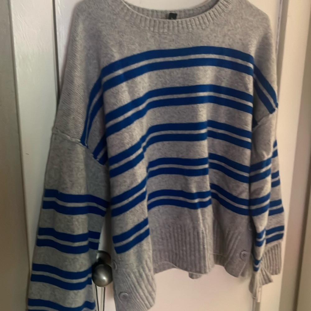 Bloomingdale’s Aqua cashmere sweater in grey size large.